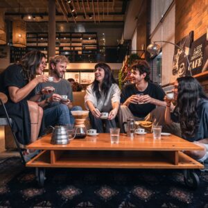 O Café Cultura do Pátio 24 fica na Rua 24 de Outubro, 1454, Loja 05, no bairro Auxiliadora, Porto Alegre. O CEP é 90510-001. Localização: O Pátio 24 está em uma localização privilegiada, na esquina da Rua 24 de Outubro com a Avenida Nova York. É um ponto com muito charme e bem conhecido pelos porto-alegrenses. Ambiente: O Café Cultura do Pátio 24 segue o padrão da rede, com um ambiente moderno e aconchegante. Possui mesas e cadeiras confortáveis, além de sofás e poltronas. A decoração é clean e minimalista, com tons neutros e detalhes em madeira. A atmosfera é descontraída e convidativa, perfeita para um encontro com amigos, trabalho remoto ou simplesmente para relaxar. Trabalho remoto: O Café Cultura do Pátio 24 é uma excelente opção para trabalhar remotamente. O ambiente é tranquilo e silencioso, com acesso à internet wi-fi gratuita. Além disso, as mesas e cadeiras são confortáveis, o que permite longas horas de trabalho. Detalhes para quem pretende trabalhar remotamente: Acesso à internet wi-fi gratuita. Ambiente tranquilo e silencioso. Mesas e cadeiras confortáveis. Localização privilegiada com fácil acesso a outros pontos da cidade. Variação de opções no cardápio para refeições e lanches.