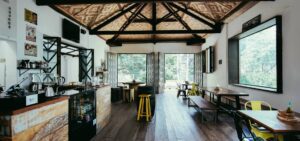 O Noete Café Clube é uma cafeteria e torrefação de cafés especiais localizada no centro de Belo Horizonte, Minas Gerais. O local é um casarão tombado pelo patrimônio histórico, que foi restaurado e transformado em um ambiente acolhedor e charmoso. O Noete é especializado em cafés especiais, que são produzidos a partir de grãos de alta qualidade, cultivados em condições ideais. Os cafés são torrados no próprio local, garantindo frescor e sabor. O cardápio do Noete conta com diversas opções de cafés, além de bebidas como chás, sucos e drinks. Também é possível encontrar opções de doces e salgados, como pão de queijo, bolos e sanduíches. O Noete é um ótimo lugar para relaxar e apreciar um bom café. O ambiente é descontraído e aconchegante, e a equipe é sempre atenciosa e prestativa.