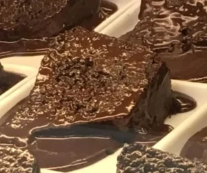 Bolo de chocolate com calda de brigadeiro