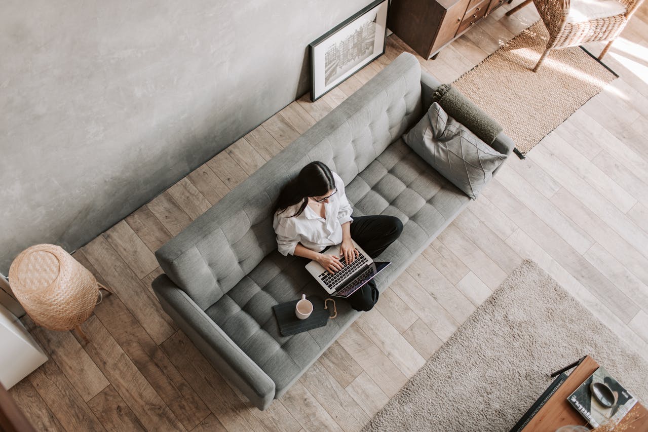Home Office e Autoestima: Como o Espaço de Trabalho Impacta o Humor