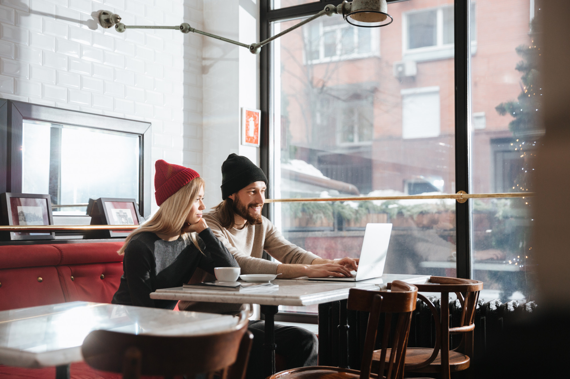 Negócios em Alta: Por que as Cafeterias São os Novos Coworkings