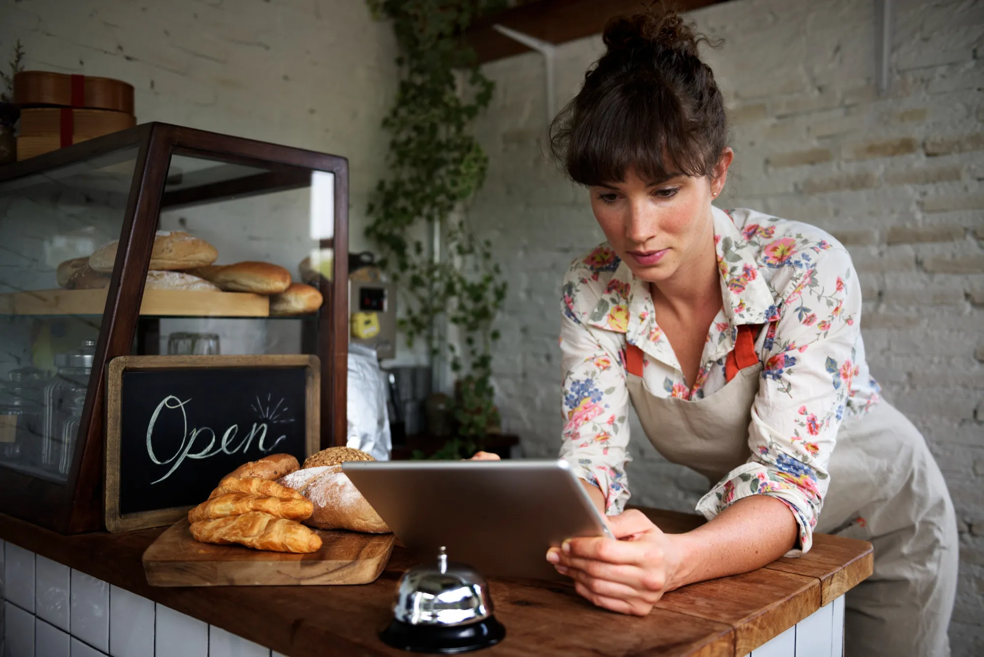 No competitivo mercado de cafeterias, oferecer um bom café não é suficiente. É preciso estar presente online, gerar visibilidade e atrair clientes para dentro da sua loja. Neste artigo, adaptamos uma estratégia validada de tráfego pago, originalmente para padarias, agora voltada para cafeterias. 🎯 Objetivos da Estratégia O foco principal é aumentar as vendas e o fluxo de clientes por meio de anúncios digitais. Os objetivos são: Reconhecimento de marca: tornar sua cafeteria conhecida na região. Captação de clientes via WhatsApp: facilitar pedidos de combos, reservas de mesas ou encomendas especiais. 📢 Fontes de Tráfego Utilizadas Meta Ads (Facebook e Instagram): ideal para engajar e criar conexão com clientes locais. Google Meu Negócio (Google Business Profile): fundamental para aparecer nas pesquisas locais, quando alguém procura por “cafeteria perto de mim”. 👥 Segmentação de Público Público aberto: moradores de bairros próximos à cafeteria. Engajamento recente: pessoas que interagiram com seu Instagram nos últimos 60 dias. Interesses específicos: Amantes de café. Pessoas que buscam locais para trabalhar/estudar. Consumidores de doces e sobremesas que complementam o café. 🎨 Criativos e Mensagens Divida os anúncios em subgrupos criativos, cada um voltado a uma necessidade: Trabalho e estudo: “Precisa de um espaço aconchegante com Wi-Fi e café de qualidade? Venha para nossa cafeteria!” Momentos de lazer: “Nada melhor que um cappuccino especial para relaxar depois do trabalho.” Consumo imediato: anúncios em horários estratégicos (7h30, 15h, 20h) destacando combos rápidos, como café + pão de queijo ou café + sobremesa. 🖥️ Google Meu Negócio Mantenha o perfil da sua cafeteria atualizado com: Fotos atrativas do ambiente e dos produtos. Horários de funcionamento. Localização exata no Google Maps. Ofertas especiais destacadas. Isso aumenta a chance de aparecer em primeiro lugar nas buscas locais e facilita o contato do cliente. 💰 Orçamento Recomendado R$ 1.200/mês divididos em: R$ 800 em Meta Ads (R$ 40/dia de segunda a sexta). R$ 400 em Google Meu Negócio. Essa distribuição garante consistência e bom alcance sem comprometer a rentabilidade. 📊 Resultados Esperados Com essa estratégia, a cafeteria pode alcançar: Maior visibilidade regional. Mais pedidos via WhatsApp. Aumento de clientes recorrentes. Fortalecimento da marca como ponto de referência local. Conclusão Combinando Meta Ads e Google Meu Negócio, sua cafeteria pode se destacar da concorrência, aumentar vendas e atrair clientes fiéis. O segredo está em segmentar corretamente, criar criativos atrativos e manter constância no investimento.